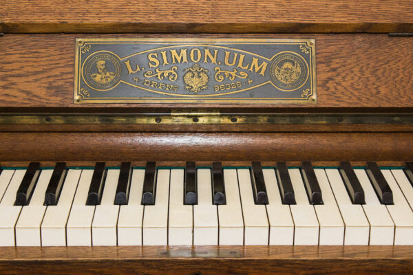 Piano Vertical L. Simon ULM Nogal Mate - Elegancia Alemana en Armonía - Imagen 6