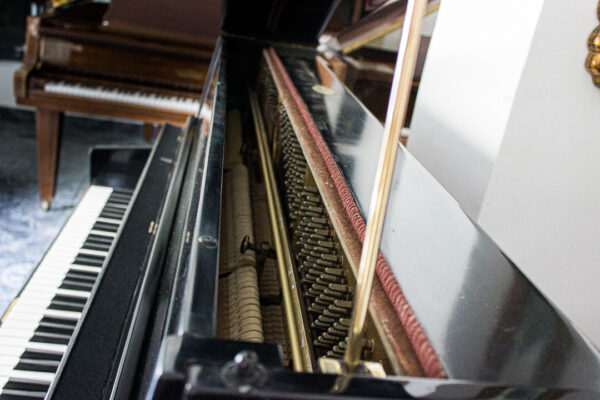 Piano Vertical Schimmel Negro Brillante - Elegancia Alemana en Cada Acorde - Imagen 8