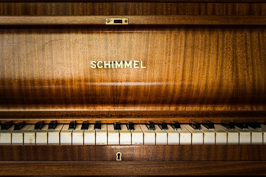 Piano Vertical Schimmel Nogal Satinado - Elegancia Alemana en Exótica Madera - Imagen 3