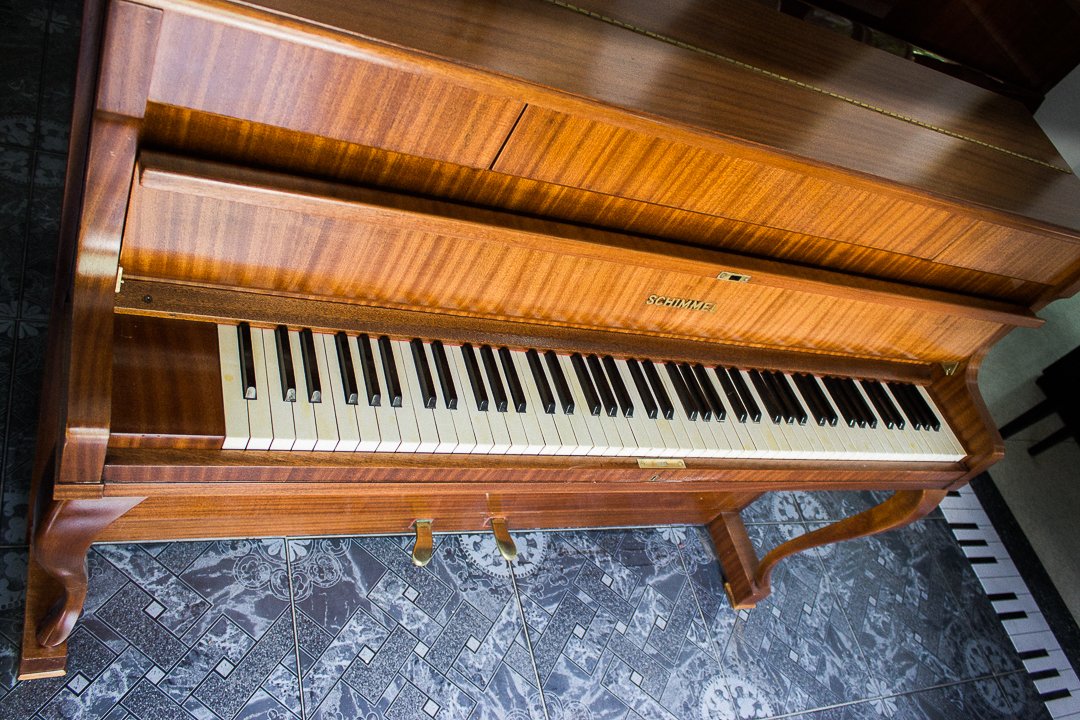 Piano Vertical Schimmel Nogal Satinado - Elegancia Alemana en Exótica Madera - Imagen 5