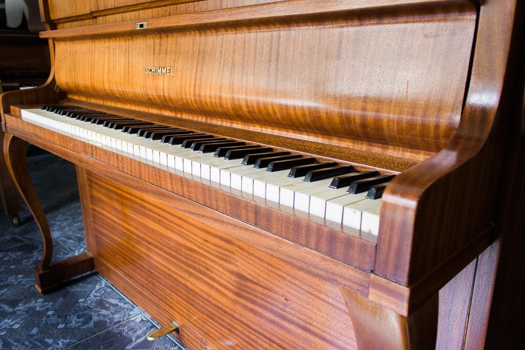 Piano Vertical Schimmel Nogal Satinado - Elegancia Alemana en Exótica Madera - Imagen 4