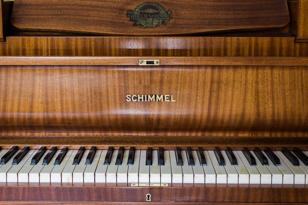 Piano Vertical Schimmel Nogal Satinado - Elegancia Alemana en Exótica Madera - Imagen 6