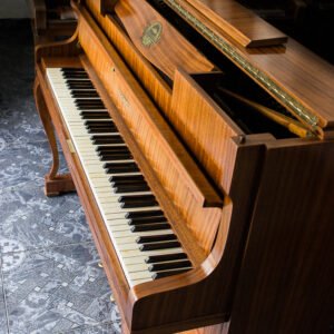 Piano Vertical Schimmel Nogal Satinado - Elegancia Alemana en Exótica Madera