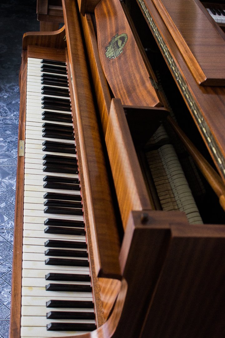 Piano Vertical Schimmel Nogal Satinado - Elegancia Alemana en Exótica Madera - Imagen 7