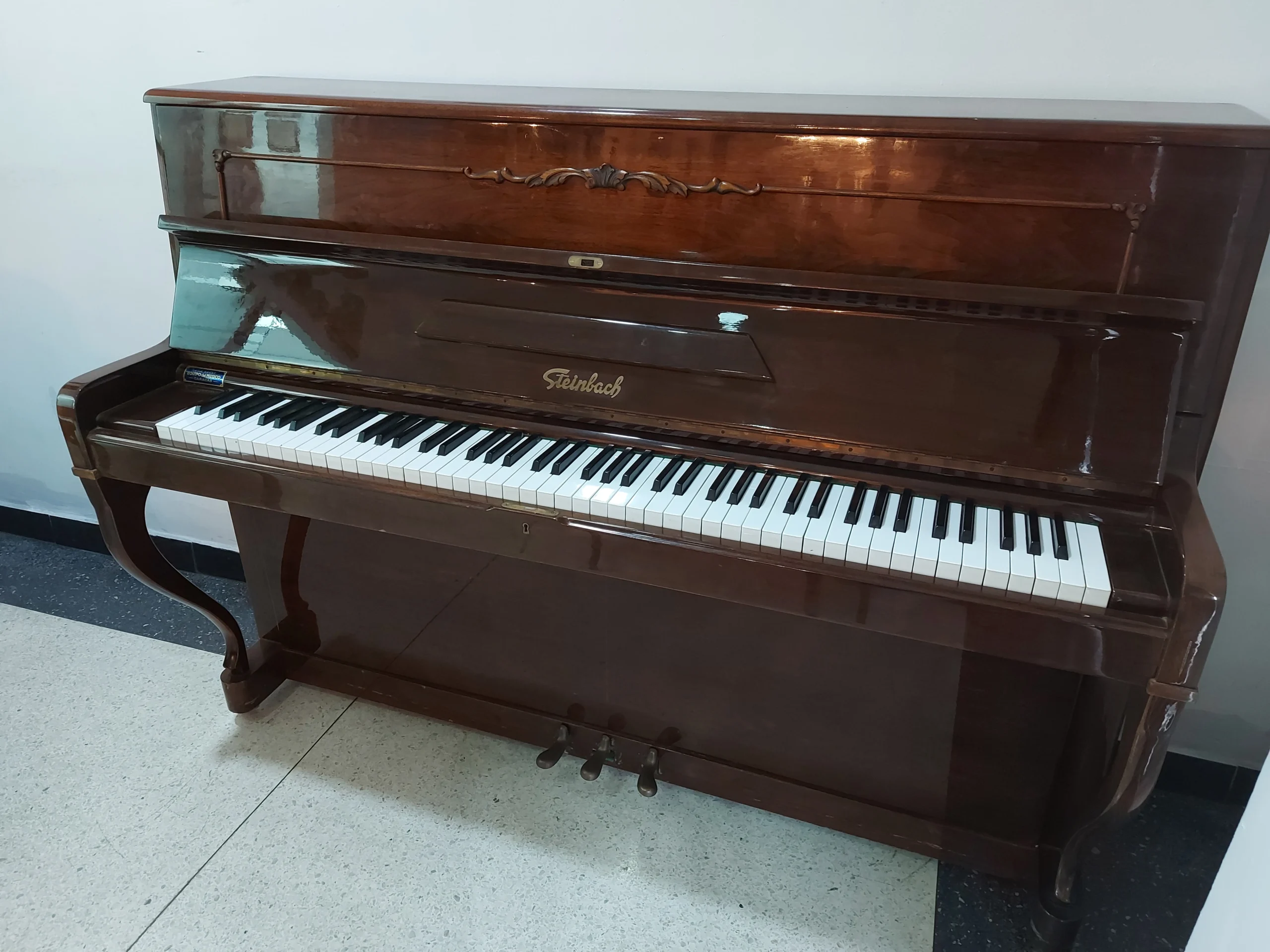Piano Vertical Steinbach Caoba Brillante - Armonía Italiana de Distinción