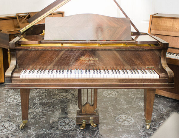 Piano de Cola Gaveau Paris Caoba Satinado Francés de 150 cm - Elegancia y Tradición Melódica en un Instrumento Compacto