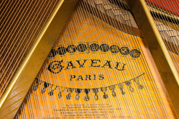 Piano de Cola Gaveau Paris Caoba Satinado Francés de 150 cm - Elegancia y Tradición Melódica en un Instrumento Compacto - Imagen 12