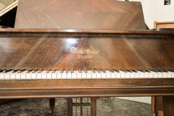 Piano de Cola Gaveau Paris Caoba Satinado Francés de 150 cm - Elegancia y Tradición Melódica en un Instrumento Compacto - Imagen 2