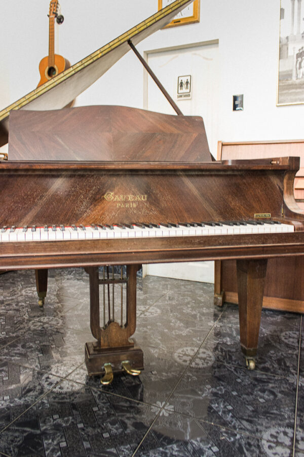 Piano de Cola Gaveau Paris Caoba Satinado Francés de 150 cm - Elegancia y Tradición Melódica en un Instrumento Compacto - Imagen 4