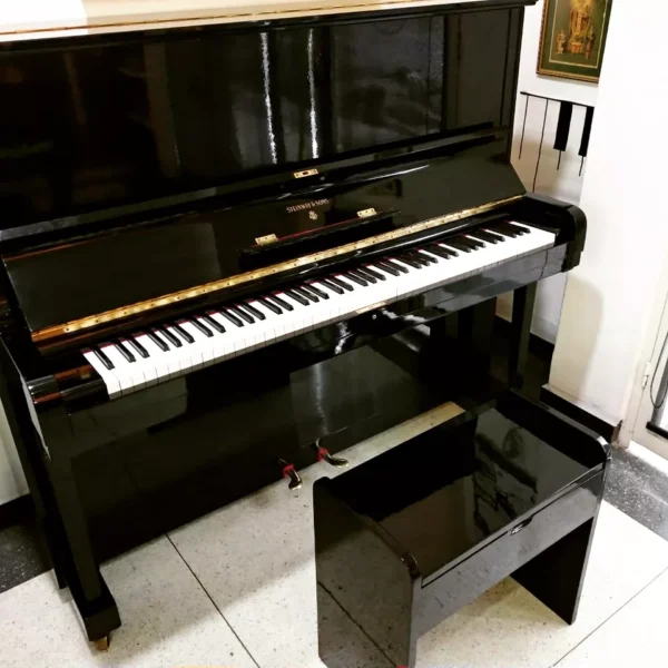 Piano Vertical Steinway & Sons Modelo K - Calidad Alemana en Elegante Negro Brillante